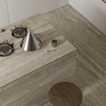 S010ar-um-travertino-titanio-botticino-dorato-preluc-soft-300150-amb7-part1-kitchen